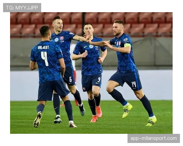 都灵低位防守结合高位逼抢冒险，三后卫体系漏洞频现致保级压力加剧